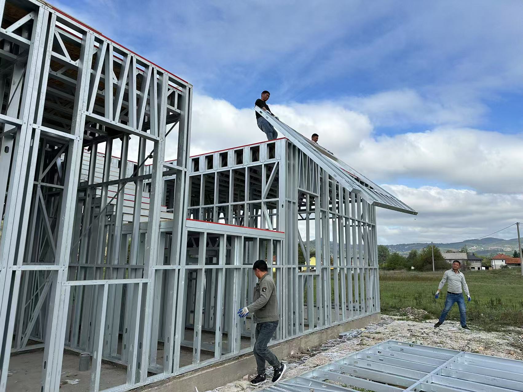 睿捷輕鋼別墅團(tuán)隊正在利用龍骨搭建別墅