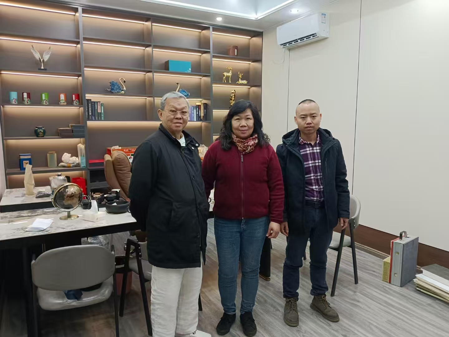 前來(lái)考察的國(guó)際友人與睿捷創(chuàng)始人何總合影